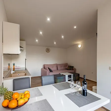 Apartment 1 Bedroom Beautiful In *